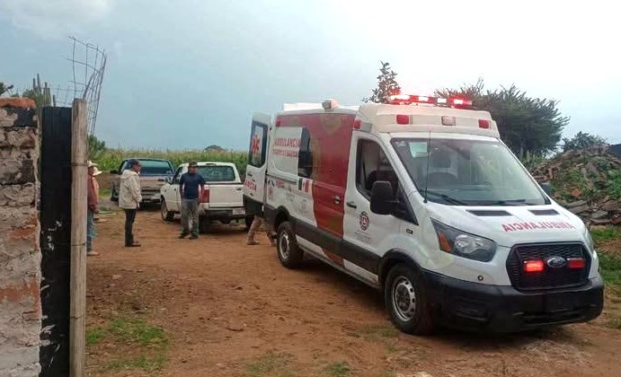 Rayo mata persona y deja a tres lesionados
