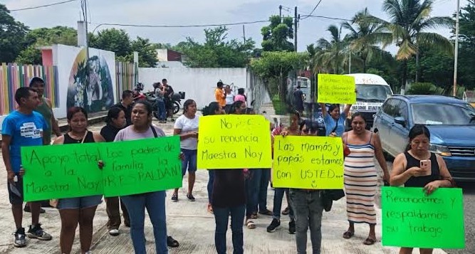 Respaldan permanencia de directora en Huitzotlaco