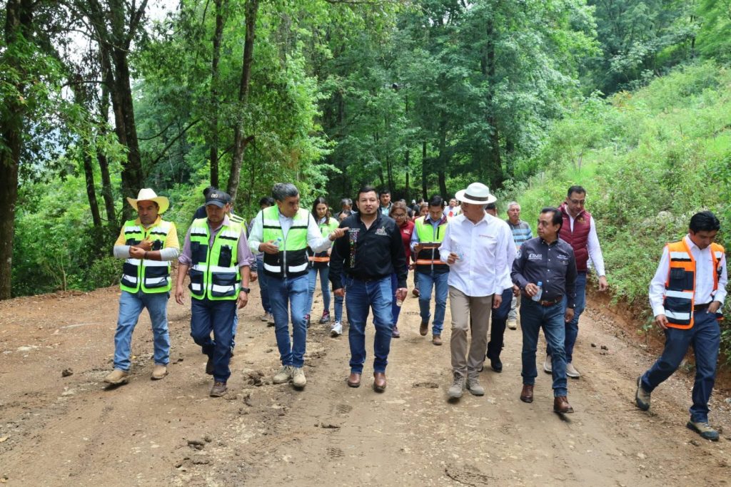 SICT supervisa obras de carreteras en La Misión