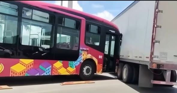 Tráiler contra Tuzobús