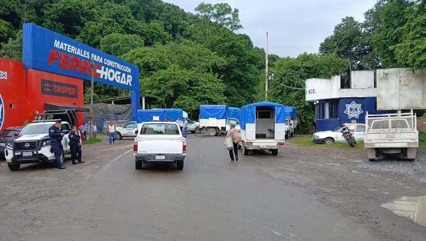 Transportistas bloquean la Tehuetlán–Huazalingo