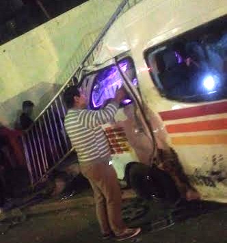 Volteo choca a combi; deja nueve lesionados