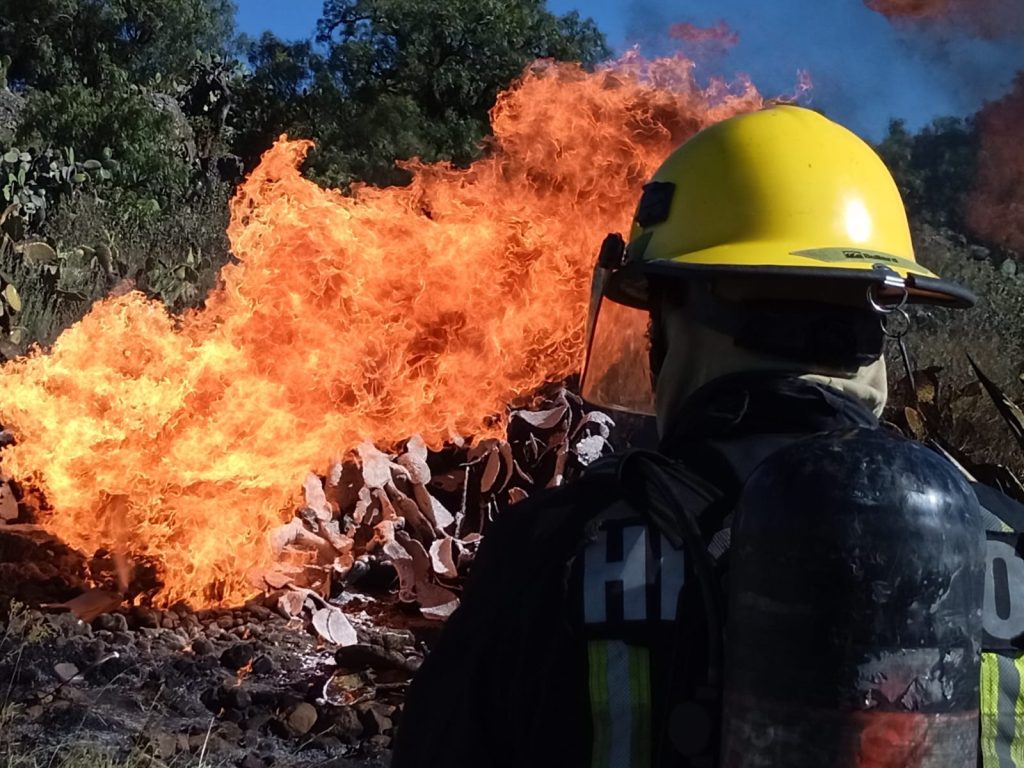 Se incendia un ducto de Pemex; obreros heridos
