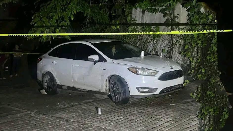 Balean auto en la colonia Rojo Lugo