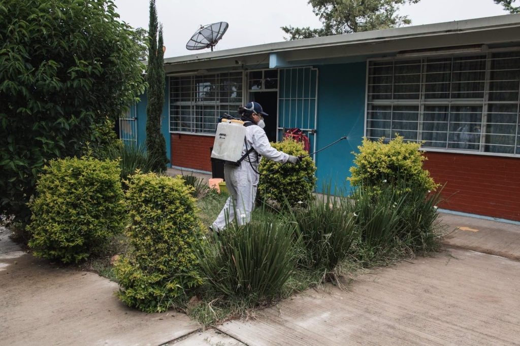 Fumigan más de 40 escuelas de Tepetitlán