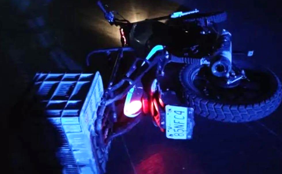 Hombre muere y mujer herida al chocar en moto