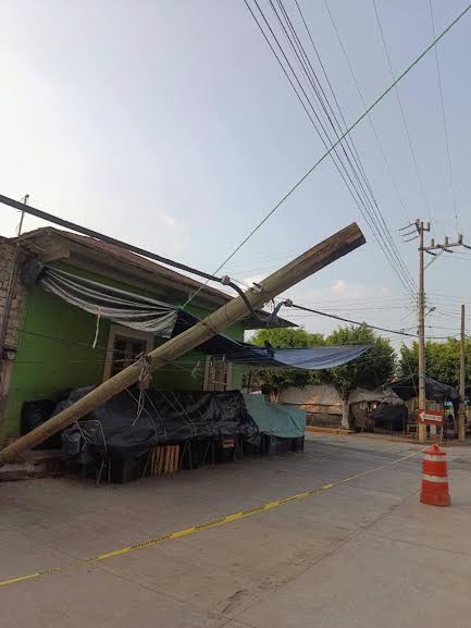 Jaltocán: alertan por poste sostenido sólo por cables