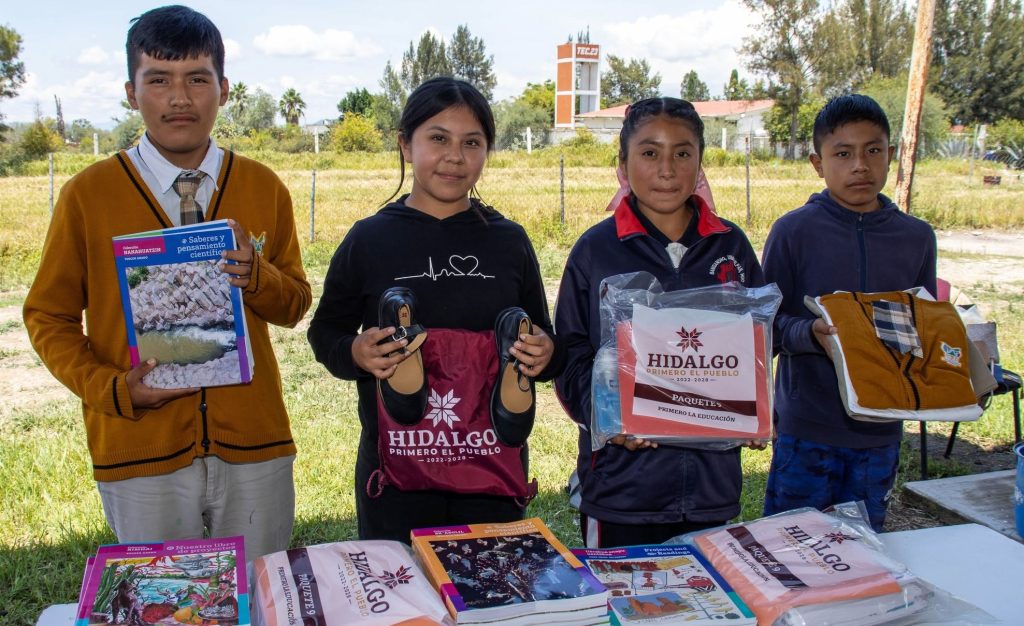 Uniformes y libros gratuitos para 69 mil 726 alumnos de bachillerato