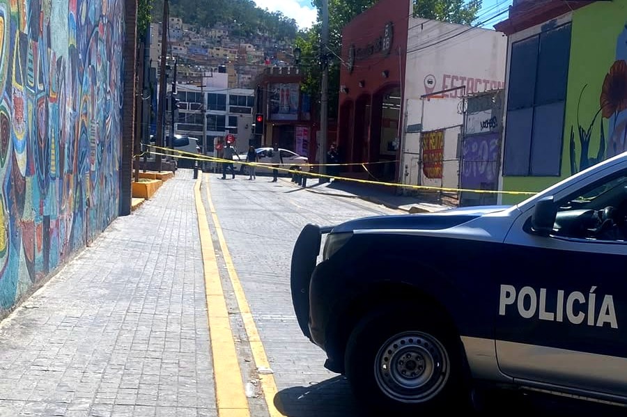 Balean vehículo en el Centro de Pachuca