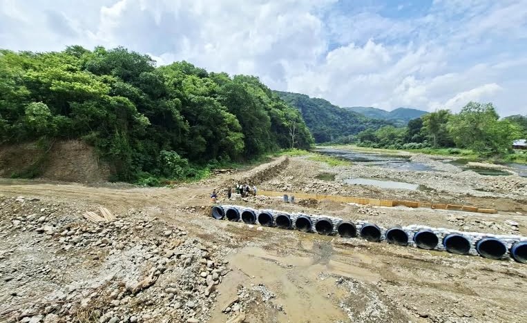 Construyen puente provisional para rehabilitar el de Naranjos