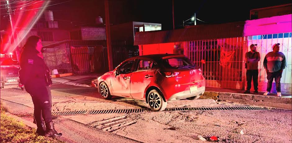 Hablaba por teléfono y volcó su automóvil