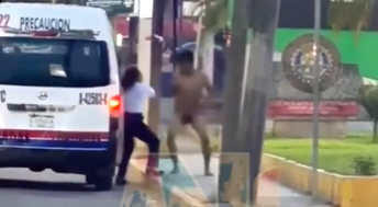 Hombre desnudo se acerca a mujer en pleno bulevar