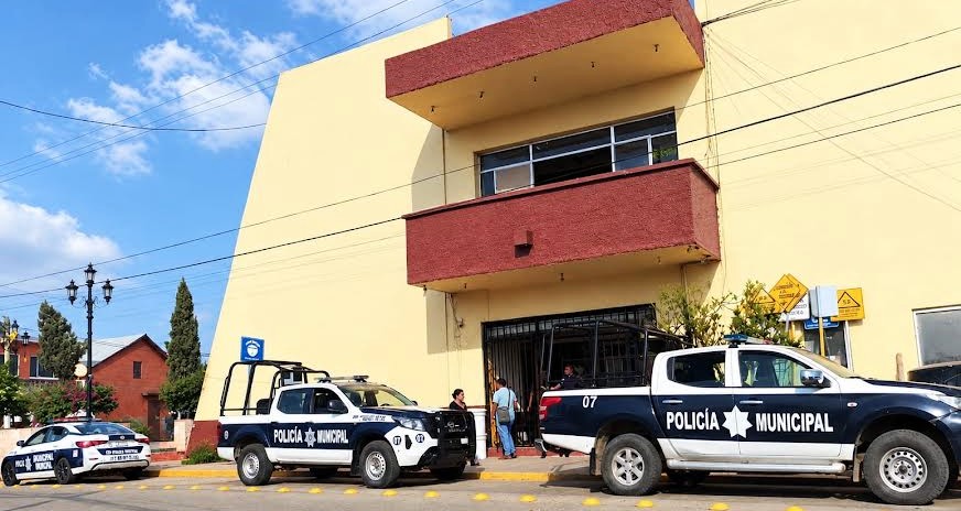 Policías de Huautla le exigen uniformes y equipo al alcalde