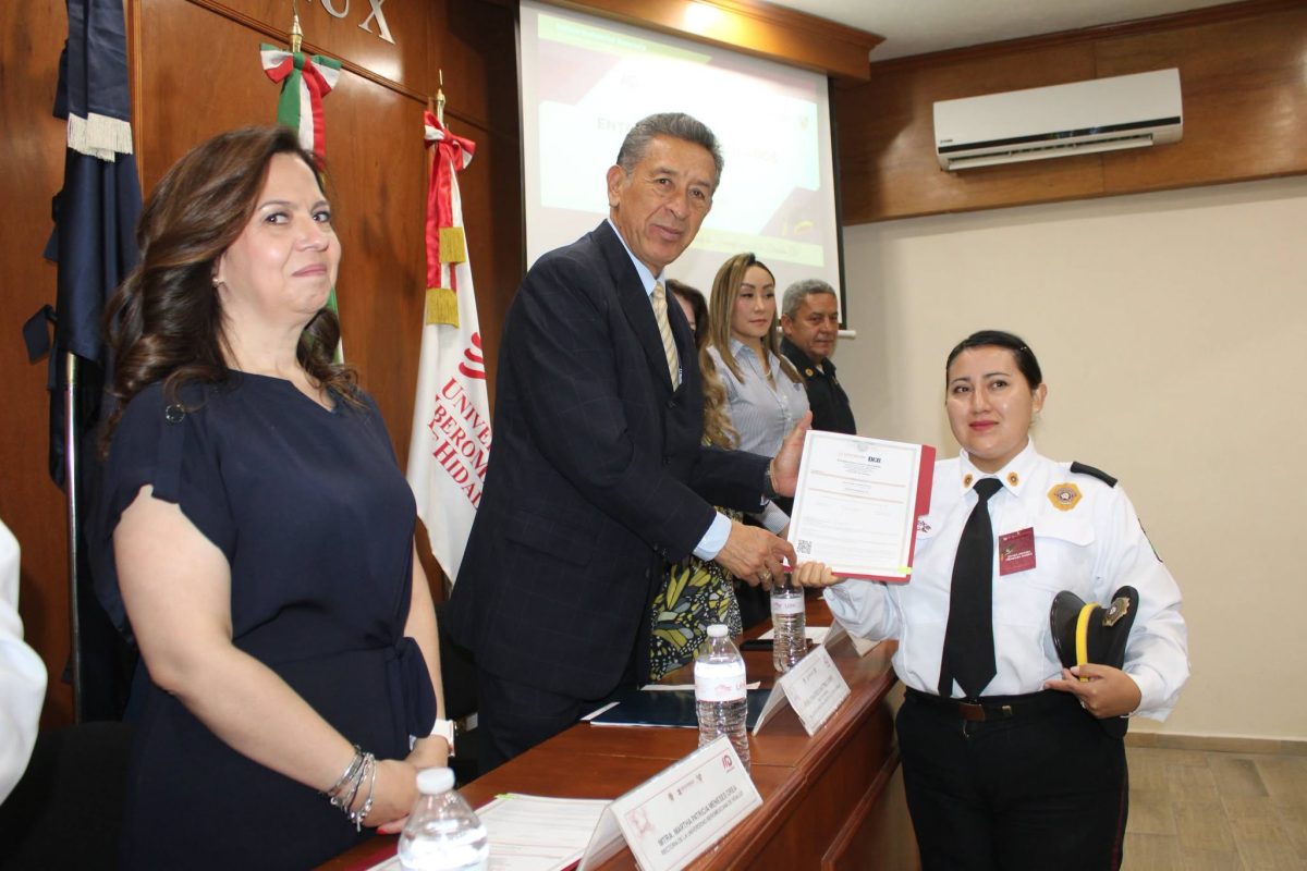 Policías de la Industrial Bancaria concluyen educación media superior